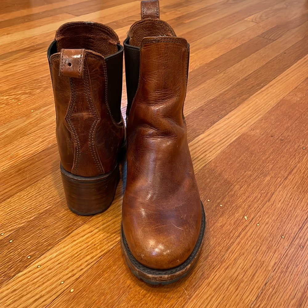 EUC Frye Sabrina Chelsea boots—cognac color
